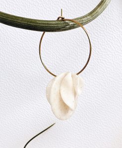 Pendientes artesanales blancos largos muy ligeros con aro dorado