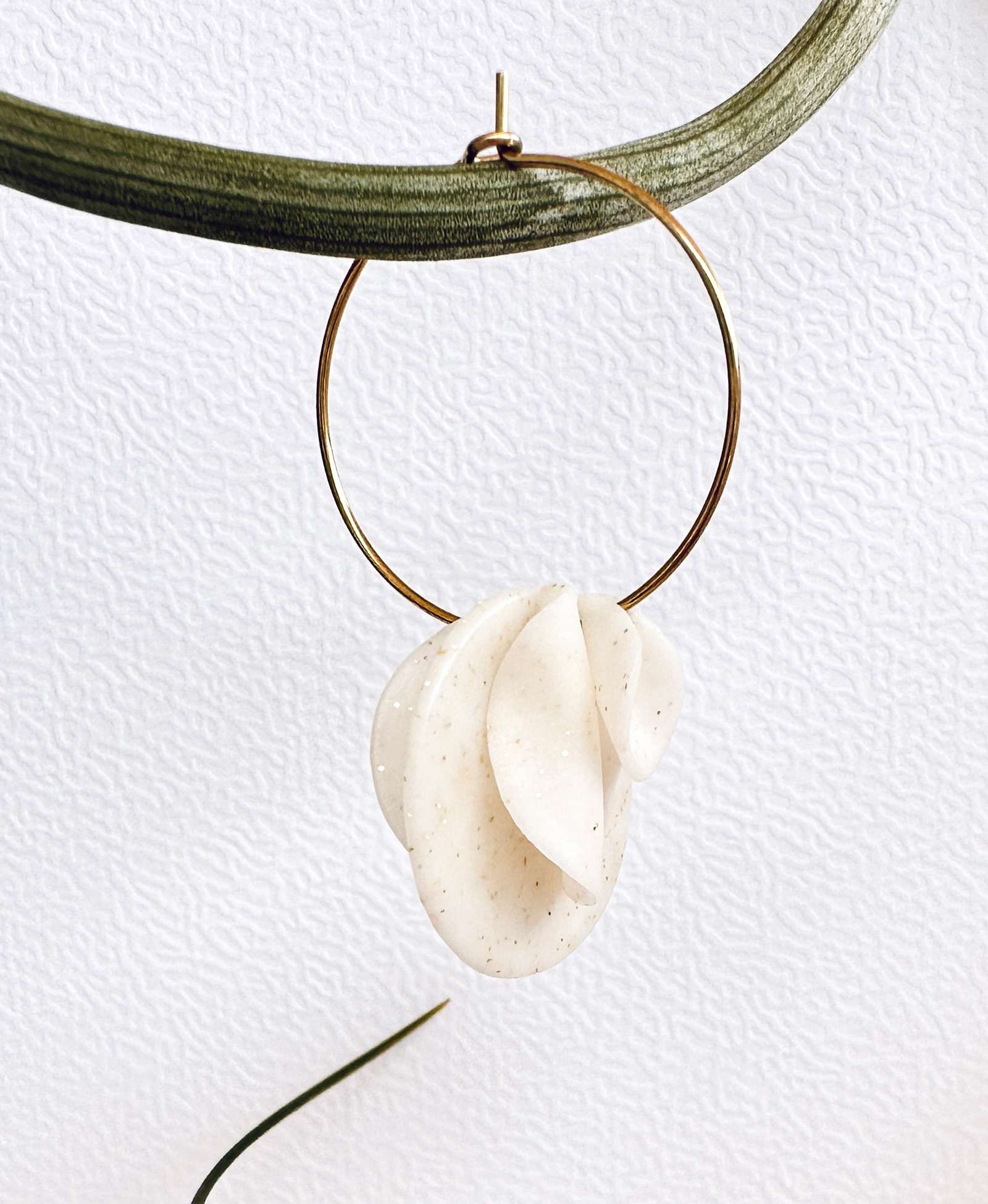 Pendientes artesanales blancos largos muy ligeros con aro dorado
