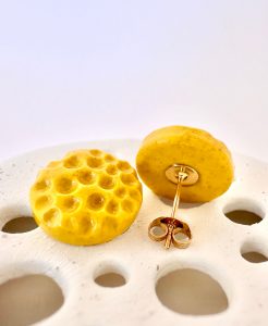 Pendientes artesanales pequeños amarillos en forma orgánica irregular con acabado brillante