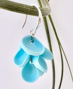Pendientes artesanales en forma de pétalos de flor azules elegantes y románticos