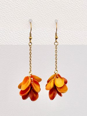 Pendientes artesanales en forma de pétalos de flor largos elegantes y románticos con cadena dorada