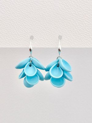 Pendientes artesanales en forma de pétalos de flor azules elegantes y románticos
