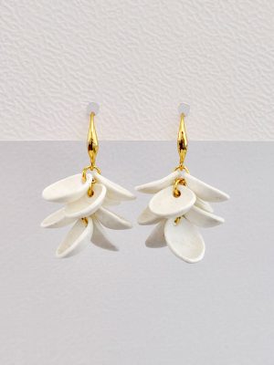 Pendientes artesanales en forma de pétalos de flor azules elegantes y románticos