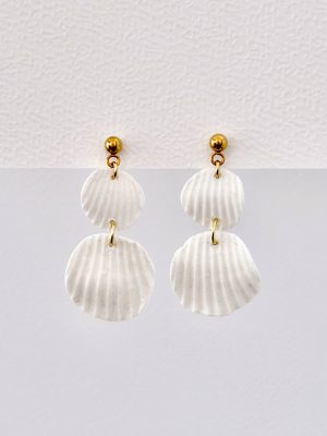 Pendientes artesanales largos súper ligeros conchas blancas moldeadas a mano con detalles dorados