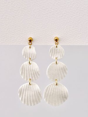 Pendientes artesanales largos súper ligeros conchas blancas moldeadas a mano con detalles dorados
