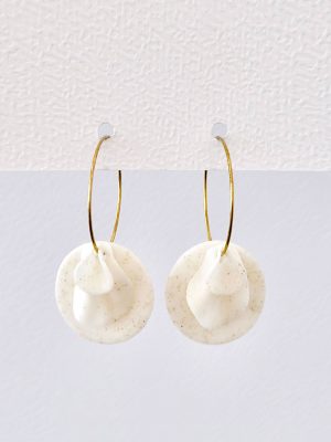 Pendientes artesanales blancos largos muy ligeros con aro dorado