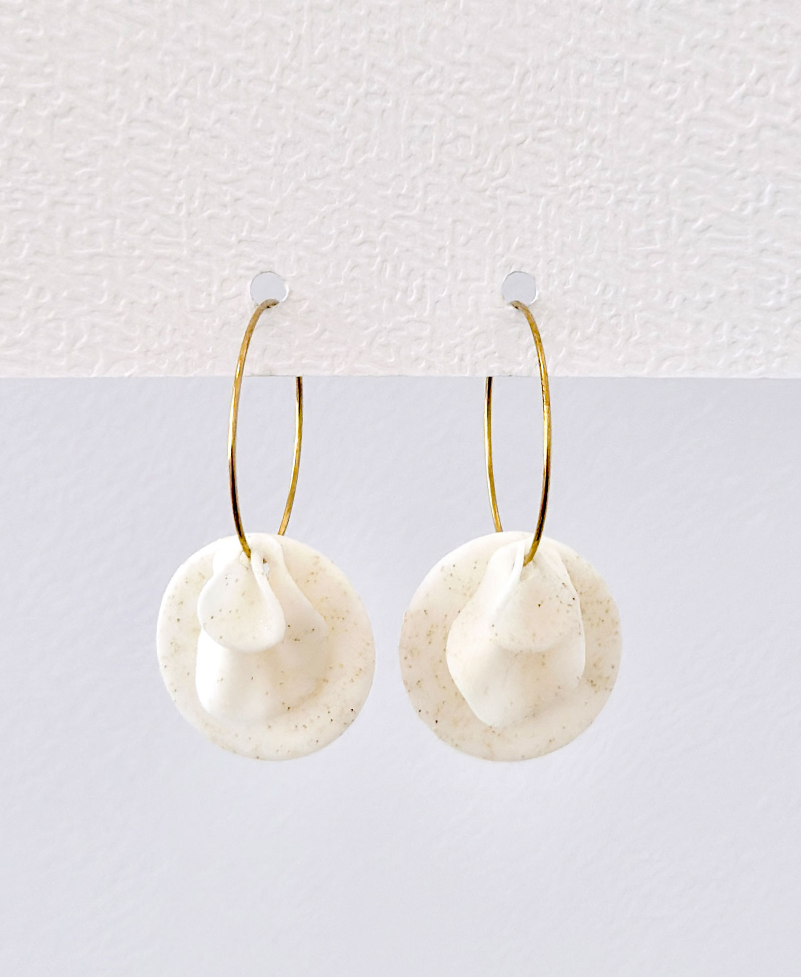 Pendientes artesanales blancos largos muy ligeros con aro dorado