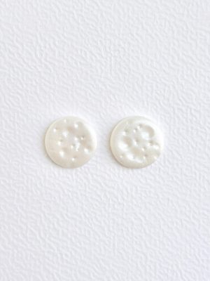 Pendientes artesanales pequeños en forma de luna llena color blanco nacarado