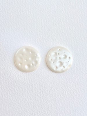 Pendientes artesanales grandes en forma de luna llena color blanco nacarado