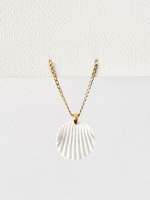 Colgante artesanal súper ligero en forma de concha blanca con detalles dorados