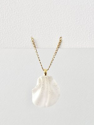 Colgante artesanal blanco muy ligero con motas doradas