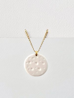 Colgante blanco nacarado inspirado en luna llena