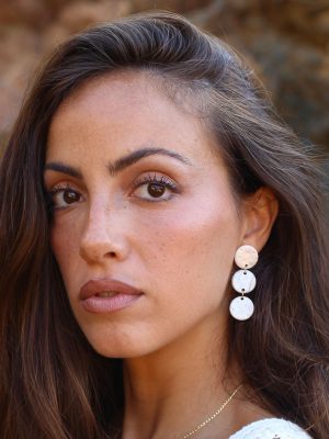 Pendientes artesanales grandes en forma de luna llena color blanco nacarado